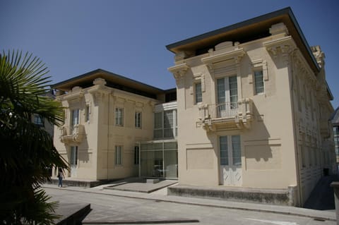 Property building, Facade/entrance, Off site, City view, Street view