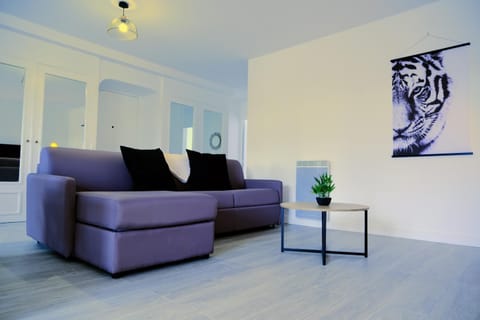 Living room, Decorative detail, Seating area