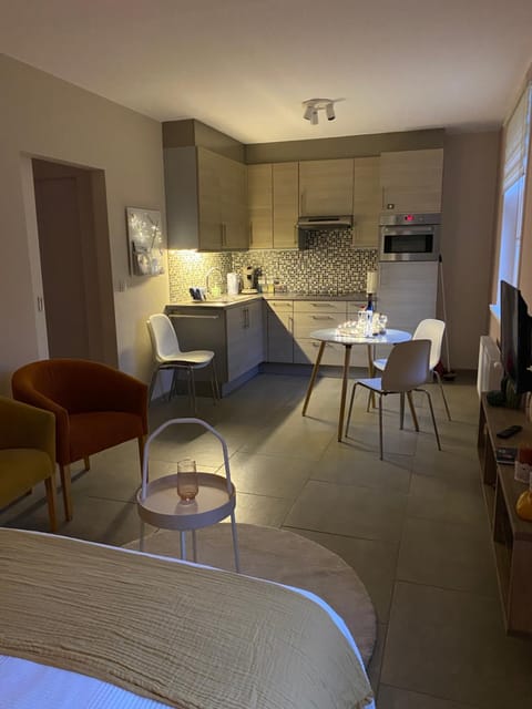 Kitchen or kitchenette, Seating area, Dining area