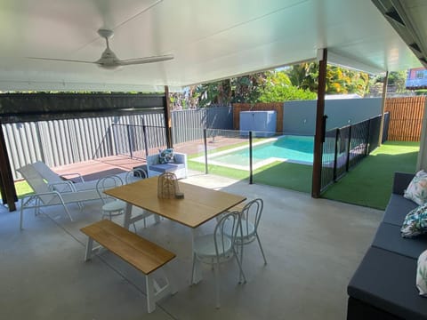 Walk to Beach, Swim in Pool Self Contained Home sleeping 7 Casa in Maroochydore