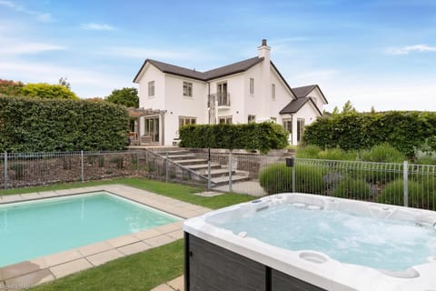 Property building, Day, Garden, Hot Tub, Garden view, Pool view, Swimming pool