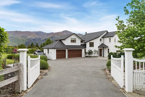 Property building, Facade/entrance, Day, Natural landscape, Mountain view