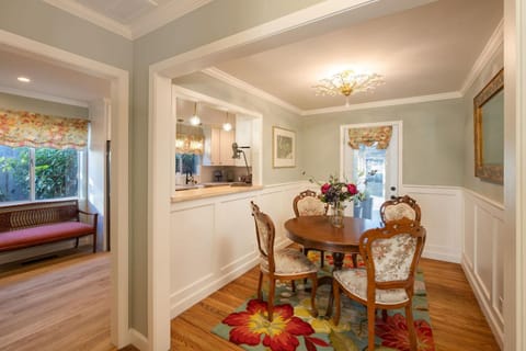 Charming Garden Cottage- steps to historic Old Town Half Moon Bay House in Half Moon Bay