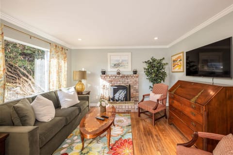 Charming Garden Cottage- steps to historic Old Town Half Moon Bay Haus in Half Moon Bay
