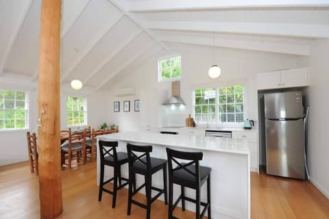 White Shell Cottage - Woodfire & Beachfront House in Tasmania