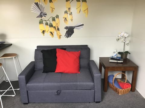 Adorable 1-bedroom guesthouse with a deck Bed and Breakfast in Lower Hutt