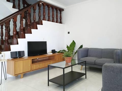 TV and multimedia, Living room, Seating area, Evening entertainment