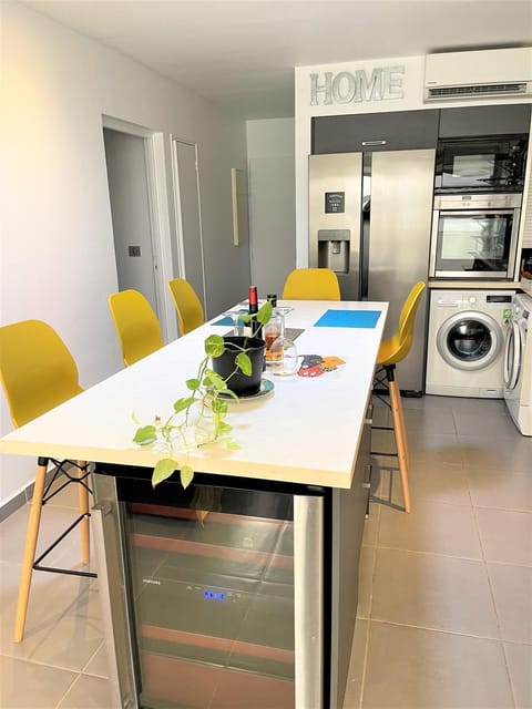 Kitchen or kitchenette, Dining area, minibar, pet friendly, toaster, washing machine, dryer