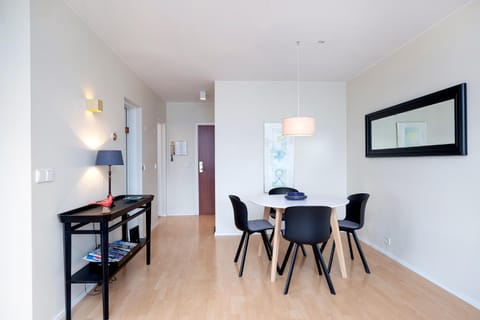 Overlooking the city, bright & cozy - Free Parking (A2) Condo in Reykjavik