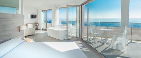 Photo of the whole room, Sea view