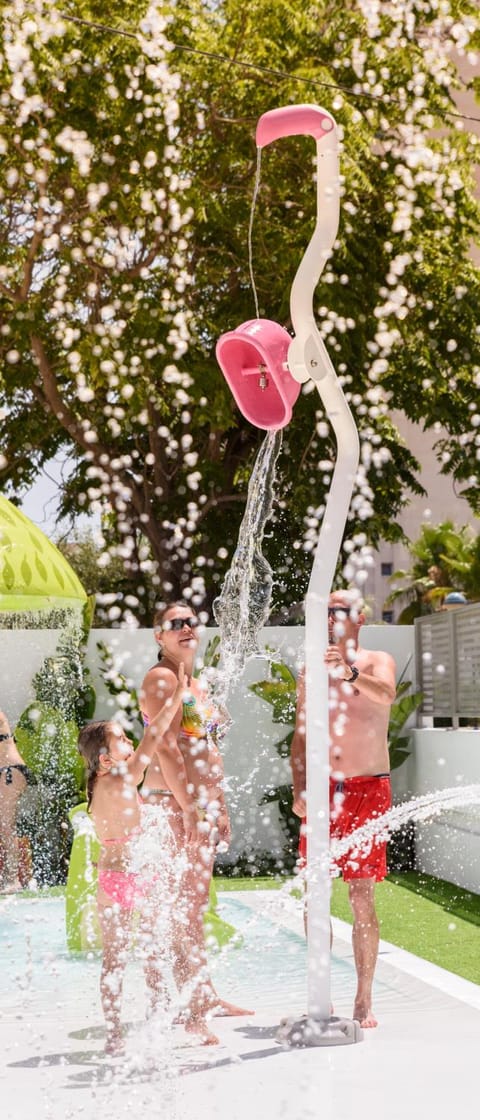 Day, Swimming pool, group of guests