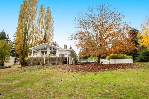 House on HoneyBee Hill Haus in Allyn-Grapeview