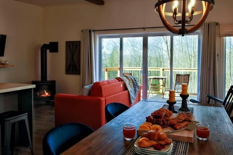 Chalet Woodpecker Lodge - Chaleureux avec foyer. cabin in Orford