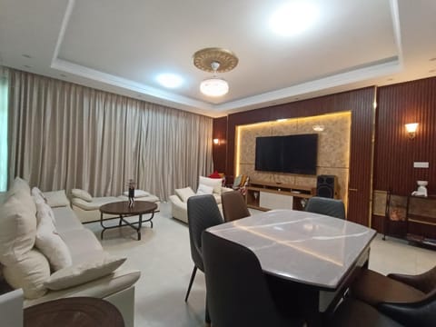 شقة فخمة وواسعة تسع عائلة كبيرة Apartment in Ajman