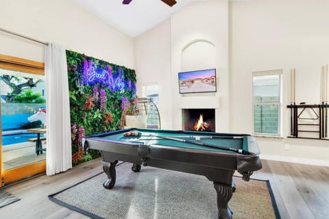 KING Bed, Pool, Pool Table, Fireplace House in Glendale