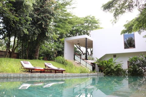 Property building, Natural landscape, Garden, Garden view, Pool view, Swimming pool, Swimming pool, sunbed