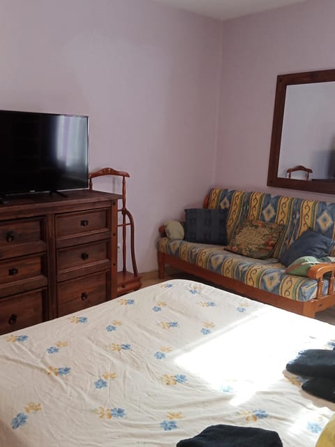 Bed, TV and multimedia, Photo of the whole room, Bedroom