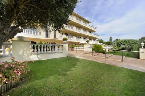 Property building, Facade/entrance, Garden