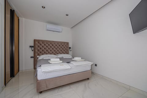 Bed, TV and multimedia, Bedroom