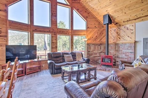 Idyllic Frazier Park Cabin Views, Pool Table House in Pine Mountain Club