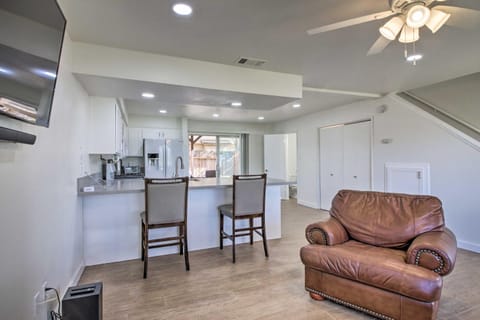 Comfy Bakersfield Townhome - Fire Pit and Patio House in Bakersfield