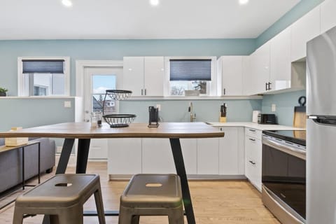 Bright and Spacious Condo in Downtown Collingwood 97043 Haus in Collingwood
