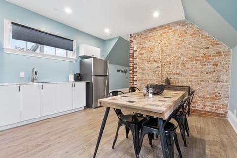 Luxury Contemporary Condo in Downtown Collingwood 97044 House in Collingwood