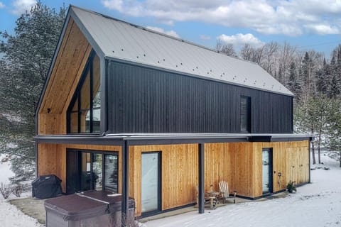 Snohaus 9 - Scandinavian Mountain Chalet Chalet in Mont-Tremblant
