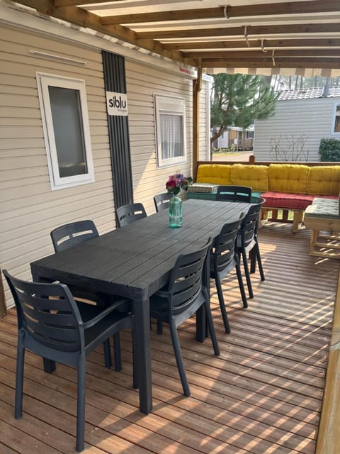 Patio, Dining area