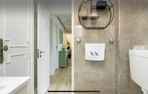 Quarto WC Privativo em apartamento partilhado por outros hóspedes Vacation rental in Lisbon