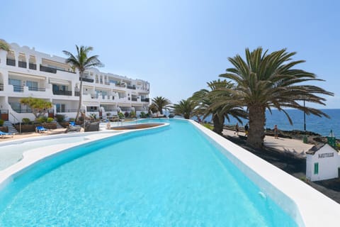 Property building, Day, Pool view, Sea view, Swimming pool, sunbed