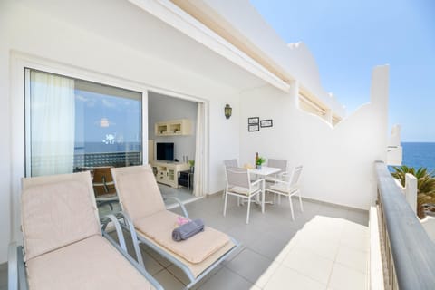 View (from property/room), Balcony/Terrace, Seating area, Dining area, Sea view, sunbed