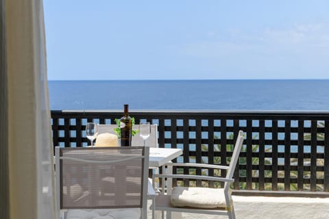 View (from property/room), Balcony/Terrace, Dining area, Sea view