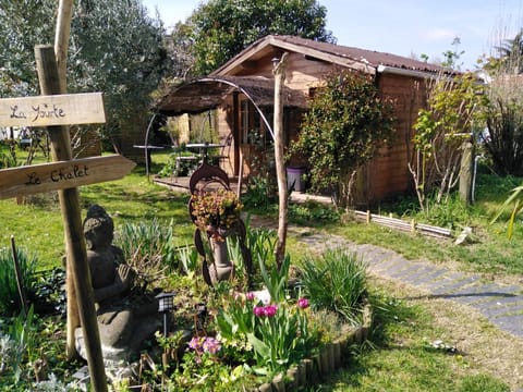 Le chalet du Jardin caché Bed and Breakfast in Marmande