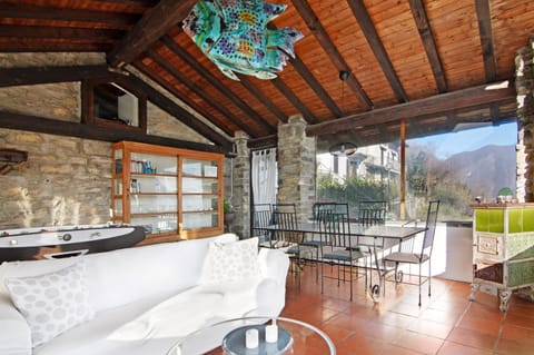 Stone house and dependance 7 pers Condominio in Moltrasio