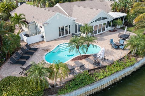 Paradise Point - Secluded Waterfront Oasis near the Beach House in Indian Rocks Beach