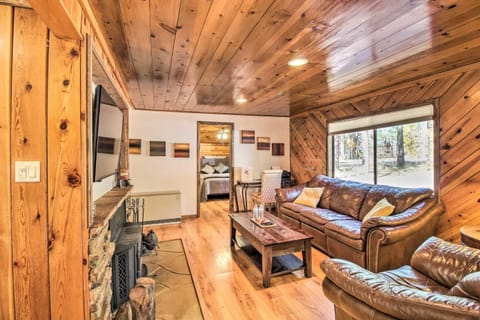 Pet-Friendly Cabin Retreat with Deck and Grill! Casa in Pinetop-Lakeside