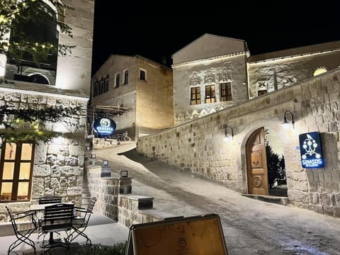 Property building, Restaurant/places to eat, Night, Landmark view