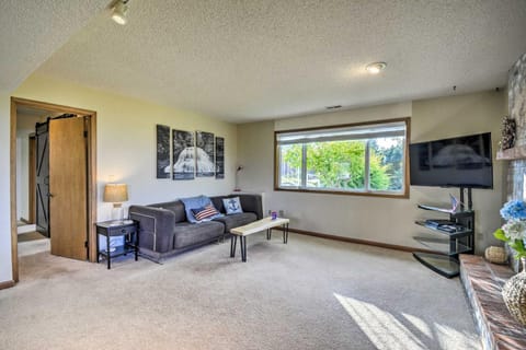 Dog-Friendly Lakewood Apartment with Private Hot Tub Condo in University Place