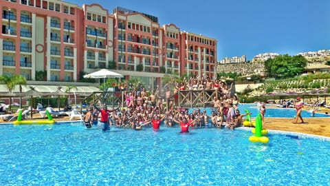 Day, Swimming pool, group of guests