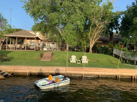 My Happy Place Lakeside - Waterfront Retreat Haus in Lake Conroe