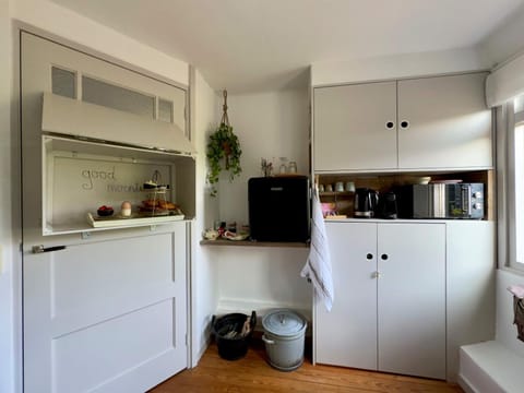 Coffee/tea facilities, oven