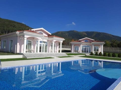 Property building, Natural landscape, Mountain view, Pool view, Swimming pool, sunbed