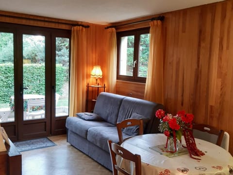 Appartement charme avec terrasse, vue Mont Blanc, parking, 3/4 pers - FR-1-517-65 Apartment in Chamonix