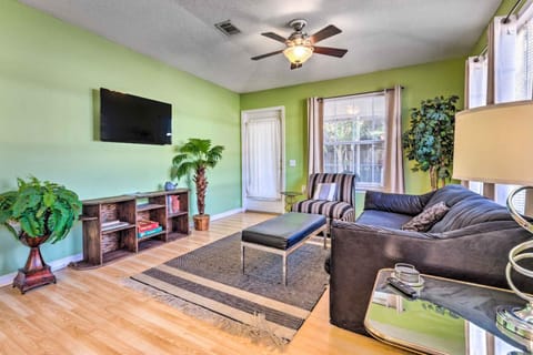Cute Pensacola Townhome about 9 Mi to Downtown! Haus in Pensacola