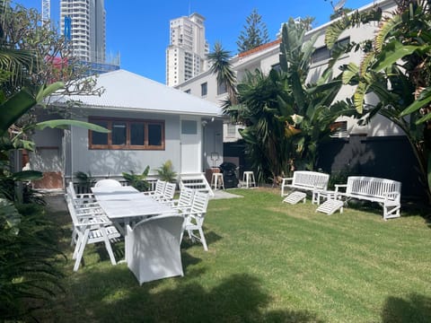 Beach House 100ms to Beach Freshly Renovated All New Appliances House in Surfers Paradise