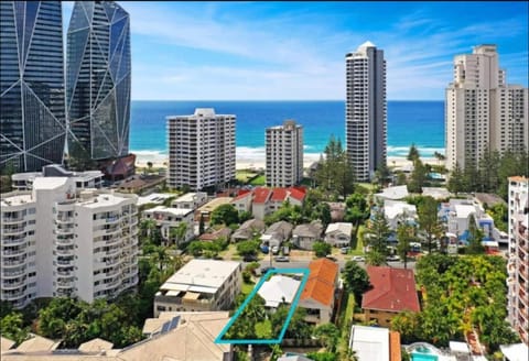 Beach House 100ms to Beach Freshly Renovated All New Appliances House in Surfers Paradise