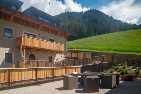 Property building, Balcony/Terrace, Living room