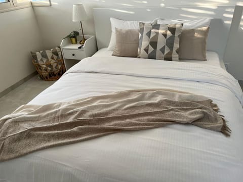 Lux & Comfy ~ Pool ~ Queen Beds House in Center District