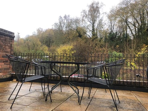 View (from property/room), Balcony/Terrace, Dining area, Garden view